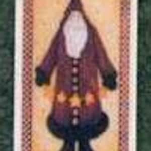 Op de afbeelding: Een vintage-stijl illustratie van Sinterklaas met een paarse jas met gouden knopen en een witte baard. De achtergrond is geel en oranje met een rood-wit geruite rand.