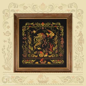 Könnte beinhalten: Kreuzstich-Kunstwerk einer Unterwasserszene in einem Holzrahmen. Das Design zeigt eine Qualle, Fische, Seepferdchen und Korallen in Gelb-, Orange- und Brauntönen vor einem schwarzen Hintergrund. Der Rahmen ist dunkelbraun.