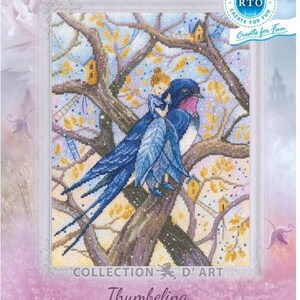 Op de afbeelding: Borduurpakket met een blauwe vogel die een klein meisje met een roze jurk en blond haar draagt. Het pakket heeft de titel "Thumbelina" en maakt deel uit van de serie "Collection D'Art". Het pakket bevat DMC mouline garen en meet 21,5 x 27,5 cm.