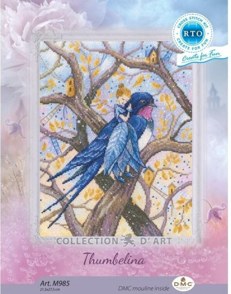 Op de afbeelding: Borduurpakket met een blauwe vogel die een klein meisje met een roze jurk en blond haar draagt. Het pakket heeft de titel "Thumbelina" en maakt deel uit van de serie "Collection D'Art". Het pakket bevat DMC mouline garen en meet 21,5 x 27,5 cm.