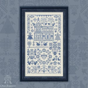 Könnte beinhalten: Ein blaues und weißes Kreuzstichmuster mit einem Haus mit einem spitzen Dach, Bäumen, Vögeln und anderen floralen Motiven. Das Muster ist in einem dunkelblauen Rahmen gerahmt.
