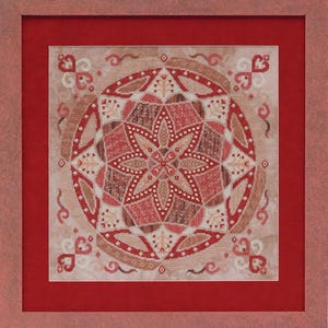 Puede incluir: Un diseño de punto de cruz enmarcado con un patrón central de estrella en tonos rojos, marrones y crema. El diseño está enmarcado en una alfombrilla roja y un marco marrón rojizo. El intrincado patrón incluye formas geométricas y motivos florales.