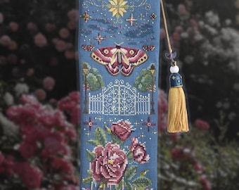 Schema per punto croce "La falena nel rosario" di MilleFleur 2026 con decorazioni e kit di filati.