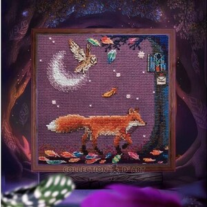 Puede incluir: Un dise&ntilde;o de bordado de punto de cruz que presenta un zorro caminando por una escena de bosque con una luna creciente, un b&uacute;ho y hojas que caen. El dise&ntilde;o est&aacute; enmarcado en un marco de madera oscura y tiene el texto "COLLECTION D'ART" en la parte inferior.