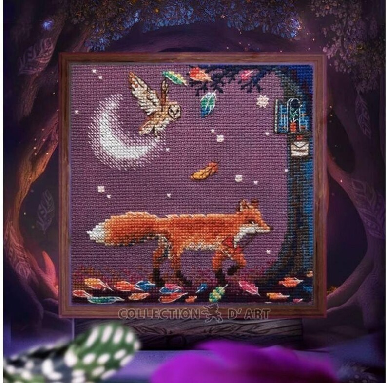 Puede incluir: Un dise&ntilde;o de bordado de punto de cruz que presenta un zorro caminando por una escena de bosque con una luna creciente, un b&uacute;ho y hojas que caen. El dise&ntilde;o est&aacute; enmarcado en un marco de madera oscura y tiene el texto "COLLECTION D'ART" en la parte inferior.
