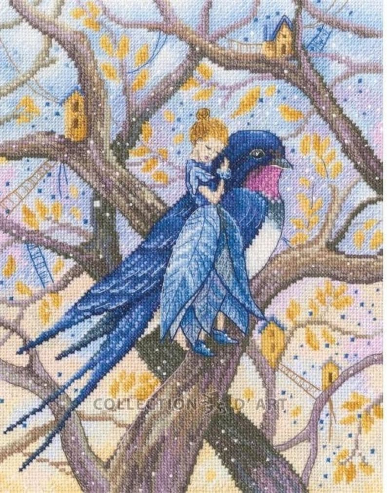 Op de afbeelding: Een kruissteekpatroon met een blauwe vogel waarop een meisje rijdt. De vogel zit op een tak van een boom met gele bladeren. De achtergrond is een lichtblauwe lucht met witte wolken.