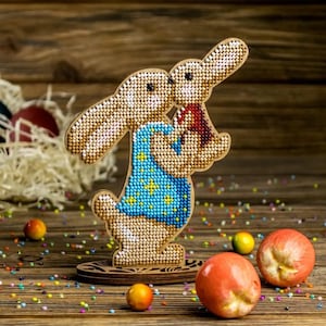 Króliczek z dzieckiem od Wonderland Crafts Zestaw do haftu koralikowego na drewnie wielkanocnym Wyprodukowano na Ukrainie