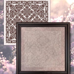 Peut inclure: Deux samplers au point de croix encadrés. Le sampler supérieur présente un motif géométrique marron sur fond blanc. Le sampler inférieur est encadré dans un cadre marron foncé et présente un motif floral beige clair.
