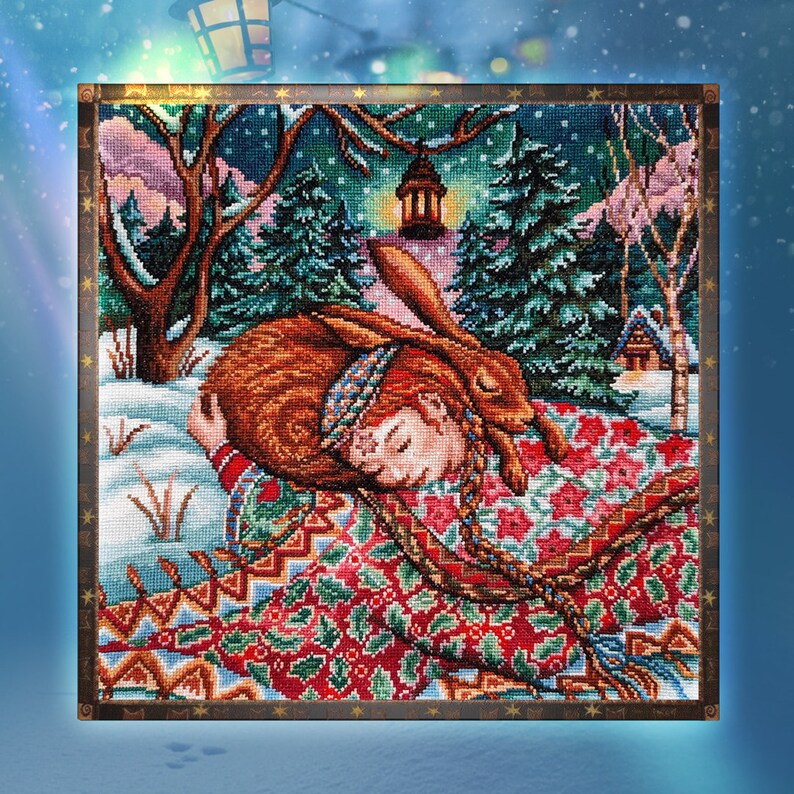K&ouml;nnte beinhalten: Eine Kreuzstich-Stickerei, die ein junges M&auml;dchen zeigt, das mit einem braunen Kaninchen in einer verschneiten Waldlandschaft schl&auml;ft. Das M&auml;dchen tr&auml;gt ein rot-gr&uuml;nes gemustertes Kleid und ein Stirnband. Die Szene wird von einer Laterne beleuchtet, die an einem Baumzweig h&auml;ngt.
