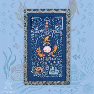 Peut inclure: Broderie au point de croix représentant une scène sous-marine avec un phare, des navires et des carpes koï. Le motif comprend un coffre au trésor, du corail et une perle. L'œuvre est encadrée dans un cadre décoratif de couleur or.