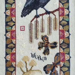 Puede incluir: Diseño de punto de cruz con un cuervo azul oscuro posado en una rama, sosteniendo una semilla. El diseño incluye una calavera, mariposas y las palabras "a dream within". El borde es una mezcla de colores, incluyendo rojo, verde y dorado.