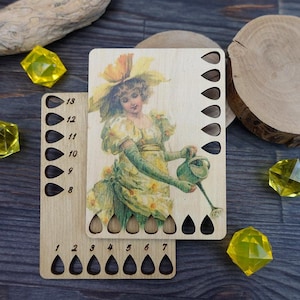Organiseur de fil vintage pour cartes postales Daffodil Girl par Primitive and Wood (P&W) Accessoires de broderie de créateur