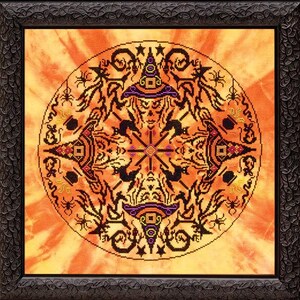 Puede incluir: Un bordado de punto de cruz enmarcado con un diseño temático de Halloween. La obra de arte circular muestra una bruja con un sombrero morado, rodeada de arañas, murciélagos y otros elementos espeluznantes. El fondo tiene un efecto tie-dye naranja.