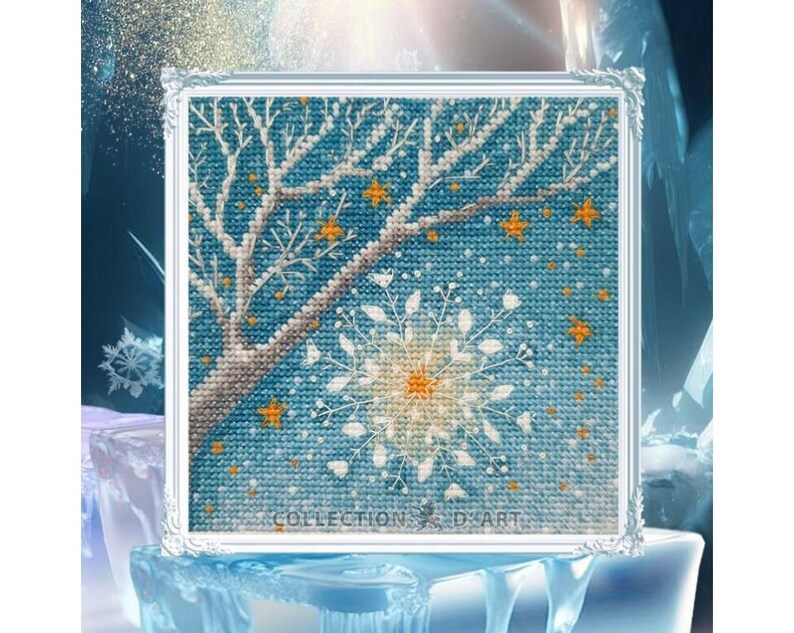 Pu&ograve; includere: Uno schema di ricamo a punto croce che presenta una scena invernale con un ramo di albero bianco con stelle arancioni e un grande fiocco di neve bianco su uno sfondo blu. Lo schema &egrave; incorniciato in una cornice bianca con il testo "COLLECTION D'ART" in basso.