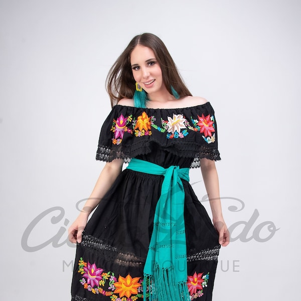 Robe mexicaine à épaules dénudées Maxi longueur cheville Floral brodé à l'arrière et à l'avant