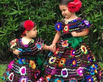 Mexikanisches Chiapaneca Kleid für Babys und Mädchen Handgemachtes besticktes Schwarz mit mehrfarbiger Blumenstickerei-Gala-Partykleid Chiapaskleider