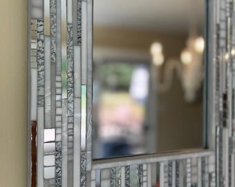 Mosaik-Wandspiegel in den Tönen Weiß, Silber und Spiegel.