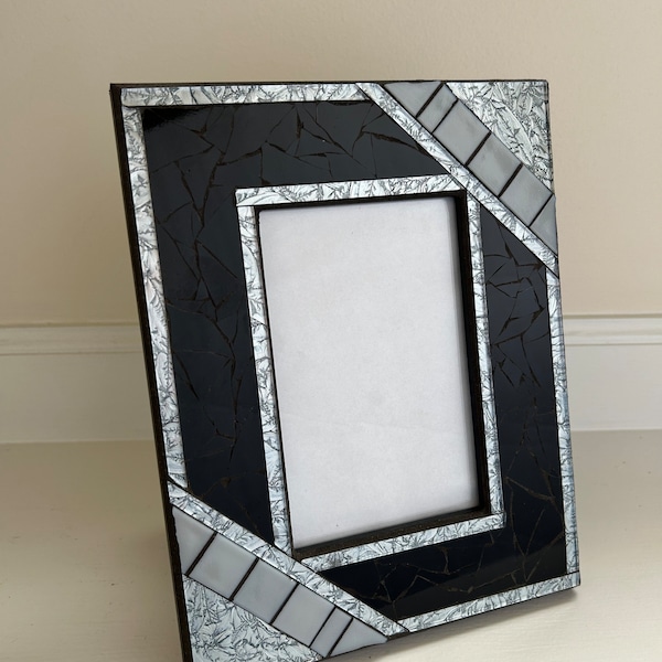 Mosaic picture frame for 4x6 pictures in black and silver