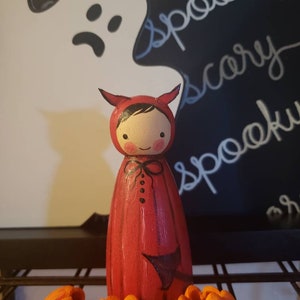 Lalka-kołek w kształcie małego diabła na Halloween „cukierek albo psikus”