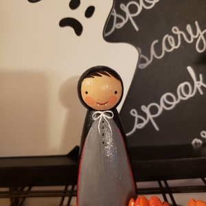 Halloween,3 1/2 in trick or treating vampire peg doll