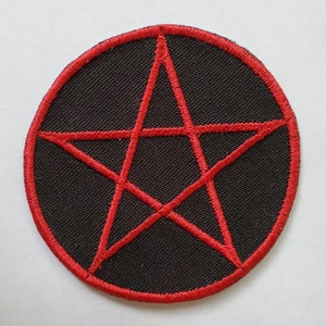 Puede incluir: Un parche circular negro con un dise&ntilde;o de pentagrama rojo bordado. El pentagrama est&aacute; centrado dentro del c&iacute;rculo, y los bordes tambi&eacute;n est&aacute;n delineados en rojo. El parche es probablemente para ropa o accesorios.