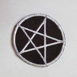 Puede incluir: Parche redondo negro con un dise&ntilde;o de pentagrama bordado en blanco. El pentagrama est&aacute; centrado dentro del c&iacute;rculo, y el borde del parche tambi&eacute;n est&aacute; delineado en blanco. Para ropa o accesorios.