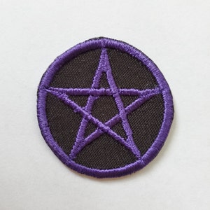 Puede incluir: Parche bordado circular con un pentagrama morado sobre fondo negro, contorneado con costuras moradas. El parche es de tela y est&aacute; sobre un fondo blanco. El dise&ntilde;o est&aacute; centrado.