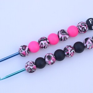 Pink Graffiti Hearts & Black Crochet Hook / Crochet Hook / Silicone Bead Crochet Hook