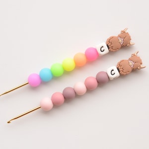 Highland Cow Rainbow Neon Rainbow Glow in the Dark Crochet Hook / Crochet Hook / Silicone Bead Crochet Hook