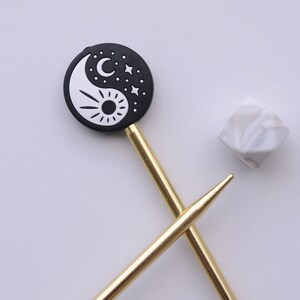 Conjunto de rolhas de malha / Sol e Lua Yin Yang e uma conta hexagonal aleatória