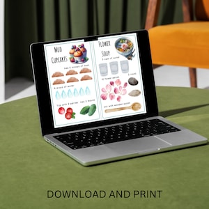 Op de afbeelding: Een printbare receptenkaart met illustraties voor het maken van moddercupcakes en bloemsoup. Het recept voor moddercupcakes omvat 6 scheppen modder, 6 druppels water, 3 bessen en 2 bladeren. Het recept voor bloemsoup omvat 3 kopjes water, 10 bloemblaadjes, 2 stenen en een houten lepel.