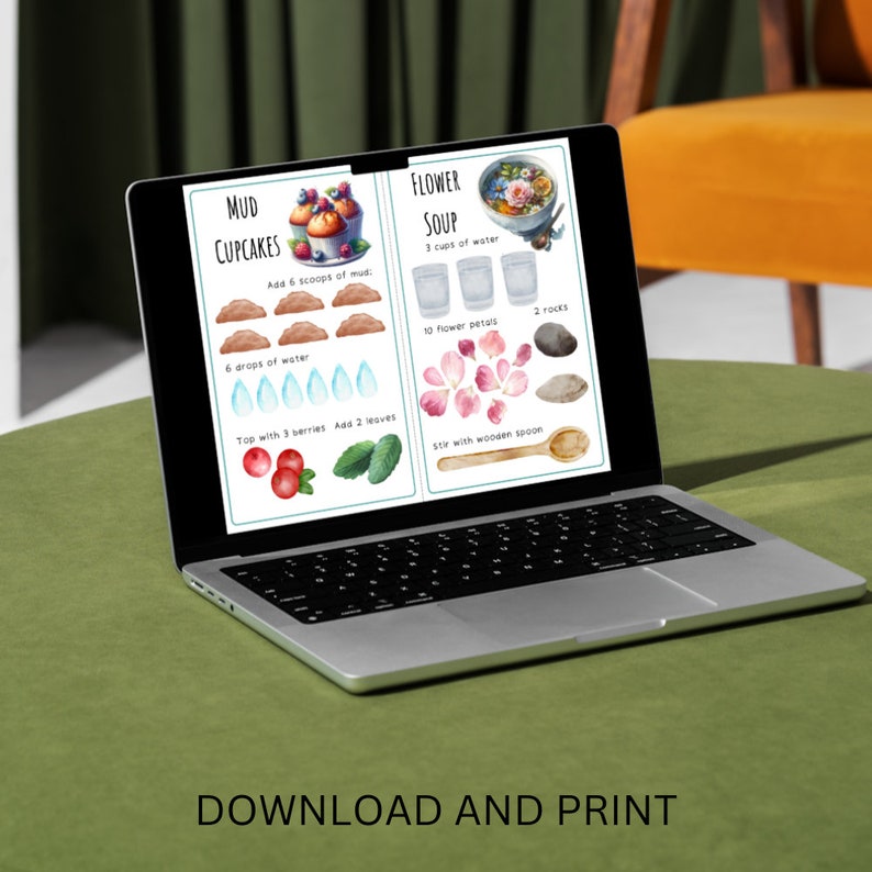 Op de afbeelding: Een printbare receptenkaart met illustraties voor het maken van moddercupcakes en bloemsoup. Het recept voor moddercupcakes omvat 6 scheppen modder, 6 druppels water, 3 bessen en 2 bladeren. Het recept voor bloemsoup omvat 3 kopjes water, 10 bloemblaadjes, 2 stenen en een houten lepel.
