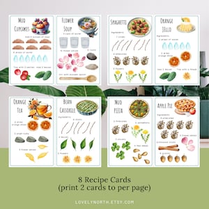 Op de afbeelding: Acht ge&iuml;llustreerde receptenkaarten met aquarelbeelden van ingredi&euml;nten voor verschillende recepten, zoals moddercupcakes, bloemsoup, spaghetti, sinaasappelgelei, sinaasappelthee, bonenstoofpot, modderpizza en appeltaart. Elke kaart vermeldt de ingredi&euml;nten en instructies voor het maken van het recept.