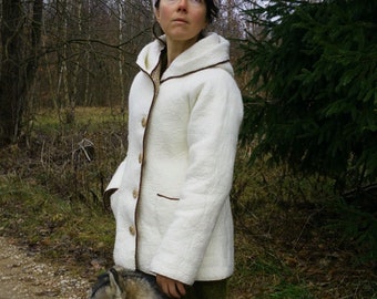 Manteau d’hiver en laine fait à la main, manteau en laine mérinos blanche pour femme, manteau en feutre unique au design personnalisé, LIVRAISON GRATUITE