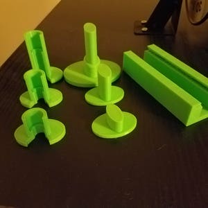 以下が含まれることがあります： 3Dプリンター用の緑色の3Dプリントフィラメントガイドのセット。ガイドは、フィラメントが絡まるのを防ぎ、フィラメントのロードとアンロードを容易にするように設計されています。