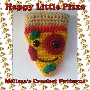 Peut inclure: Une part de pizza en crochet avec un visage souriant, des pepperoni rouges, des poivrons verts et des yeux noirs. La pizza est jaune et a une croûte brune. L'arrière-plan est une surface blanche avec un motif de parts de pizza.
