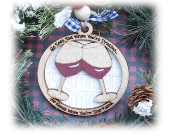 Adorno navideño "Él te ve cuando bebes", adorno para árbol, decoración navideña, adorno para amantes del vino, adorno para alcohol, adorno divertido