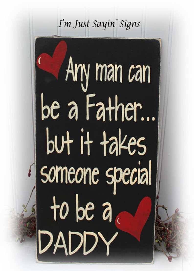Puede incluir: Un letrero de madera negro con texto blanco y corazones rojos que dice "Cualquier hombre puede ser un padre... pero se necesita alguien especial para ser un PAP&Aacute;".