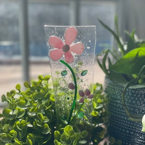 Small Daisy flower garden stake and outdoor decoration