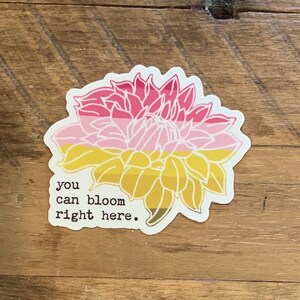 Dahlia Bloom Right Here Sticker - Vinyl, weerbestendig en vaatwasmachinebestendig