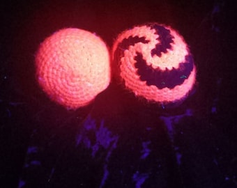 Guaranteed stable crocheted juggling balls for professionals and beginners/Hacky sack "NeOnBlack": Black/Neon Red glows in the black light