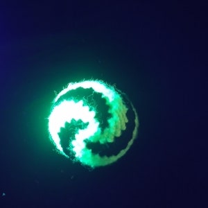 Guaranteed stable crocheted juggling balls for professionals and beginners/ Hacky sack &quot;NeOnSchwArZ&quot;: Black/neon green glows in black light