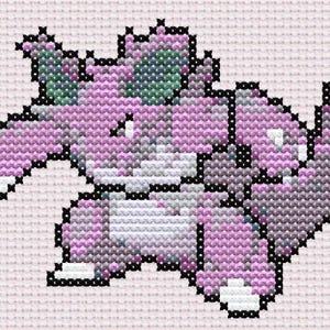 Puede incluir: Un diseño de punto de cruz de una criatura morada y gris con una cabeza puntiaguda, orejas grandes y una cola larga. La criatura está sobre un fondo rosa claro, con contornos negros que definen su forma. El diseño está hecho con puntadas cuadradas pequeñas.