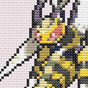 Puede incluir: Primer plano de un diseño de punto de cruz que presenta una imagen pixelada y colorida de una criatura. El diseño incorpora tonos de amarillo, gris, negro, blanco, rosa y morado. El fondo es de tela rosa claro, y las puntadas son claramente visibles.