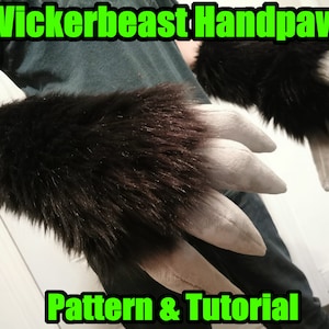 Puede incluir: Un par de patas de mano de piel negra con garras grises. Las patas de mano son usadas por una persona y la imagen incluye el texto "Wickerbeast Handpaws Pattern & Tutorial".