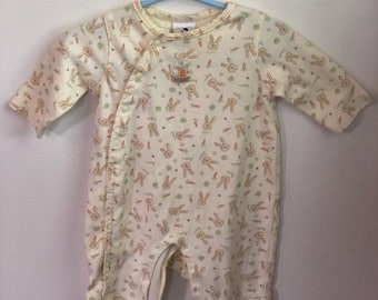 Vintage 3 Months Footie Romper Onesie With Rabbit Carrot, Peter Rabbit, Garden Onesie, Gardening Jumper, Garden Onesie, Veggie Onesie