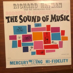 K&ouml;nnte beinhalten: Ein Vintage-Vinyl-Schallplattencover mit einem farbenfrohen abstrakten Design mit einer Gitarre, Blumen und einem Schmetterling. Das Album tr&auml;gt den Titel "The Sound of Music" von Richard Hayman und seinem Orchester, das Musik von Rodgers & Hammerstein spielt. Das Plattenlabel ist Mercury Wing Hi-Fidelity.