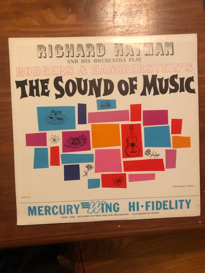 K&ouml;nnte beinhalten: Ein Vintage-Vinyl-Schallplattencover mit einem farbenfrohen abstrakten Design mit einer Gitarre, Blumen und einem Schmetterling. Das Album tr&auml;gt den Titel "The Sound of Music" von Richard Hayman und seinem Orchester, das Musik von Rodgers & Hammerstein spielt. Das Plattenlabel ist Mercury Wing Hi-Fidelity.
