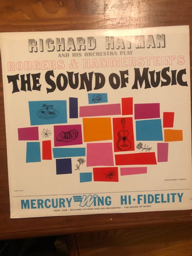 K&ouml;nnte beinhalten: Ein Vintage-Vinyl-Schallplattencover mit einem farbenfrohen abstrakten Design mit einer Gitarre und Blumen. Das Album tr&auml;gt den Titel "The Sound of Music" von Richard Hayman und seinem Orchester, das Musik von Rodgers & Hammerstein spielt. Das Plattenlabel ist Mercury Wing Hi-Fidelity.