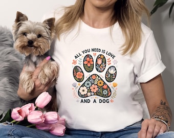 T-shirt bloemenpootafdruk All You Need is Love and a Dog | Hondenliefhebber T-shirt, shirt hondenliefhebber, vele kleuren en maten, hondenliefhebber cadeau